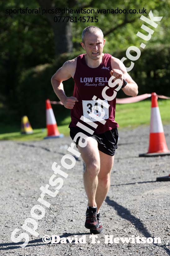Stephen McGrath (Low Fell) 2nd in the Tynedale Jelly Tea 10 Mile Road Race, Hexham. Photo: David T. Hewitson/Sports for All Pics